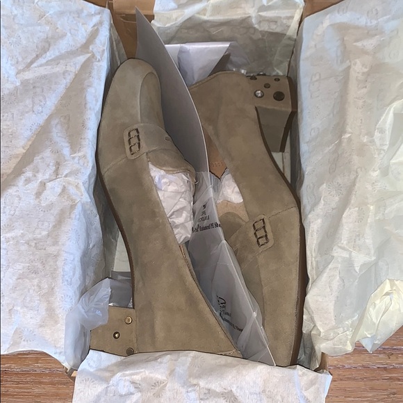 UGG Elise Studded Suede Leather Shoe Beige 9 NIB - Picture 5 of 14
